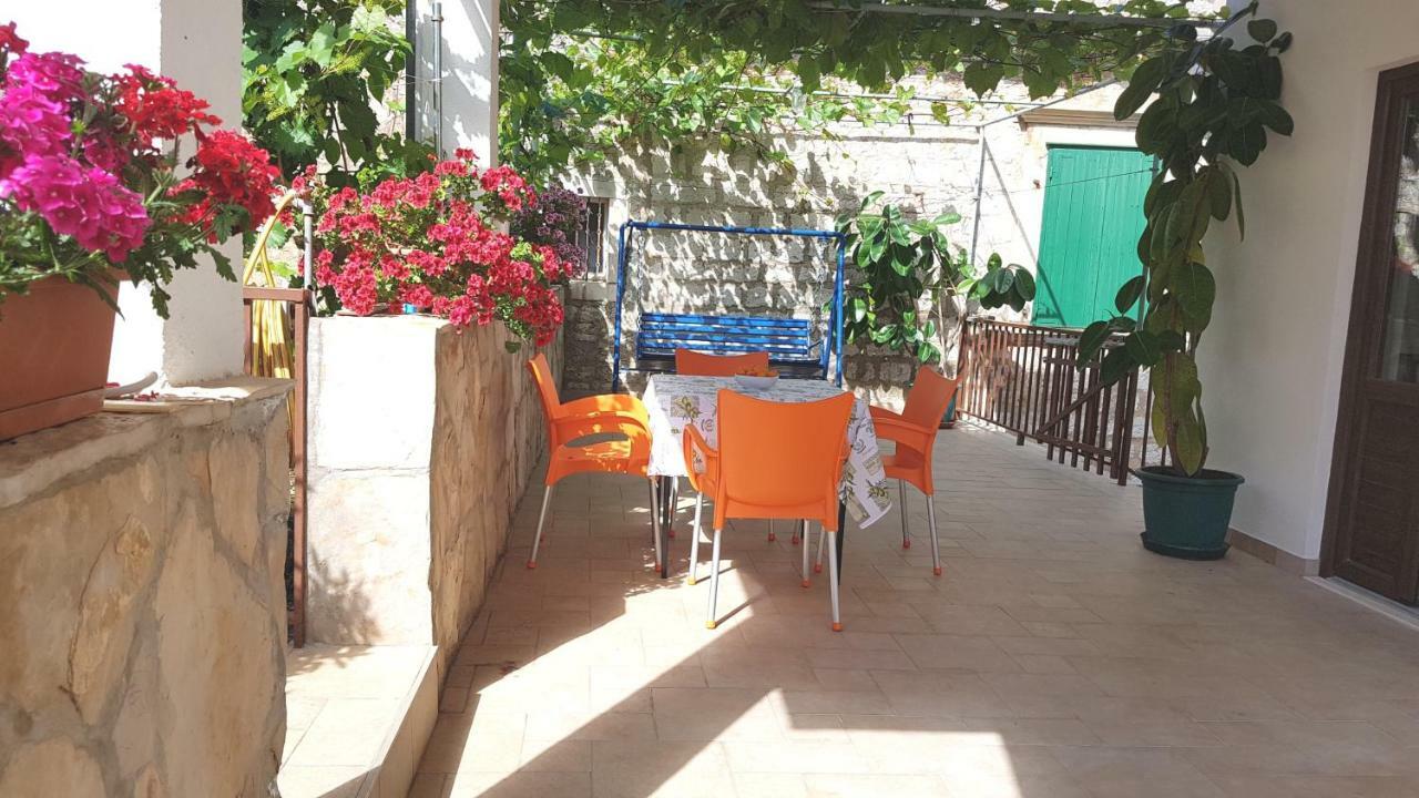 Apartments Damjanic Jerko Vrboska Exterior photo